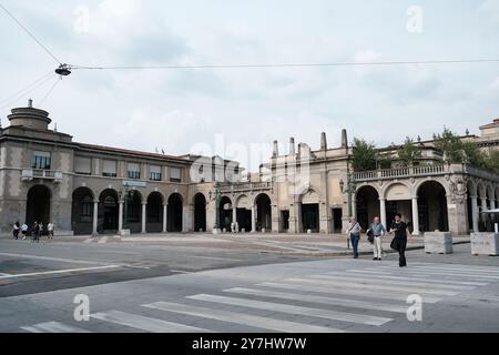 Straßenblick mit Piacentiniano Centre und Piazza Matteotti Viertel, Citta Bassa, Bergamo, Italien Stockfoto