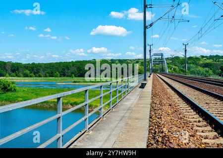 Internationaler Eisenbahngrenzübergang der Internationale Eisenbahnübergang von Deutschland nach Polen ist ein sehr wichtiges Infrastrukturstück für den Personen- und Güterverkehr zwischen Warzawa/Warschau und Berlin. Frankfurt Oder, Deutschland. Frankfurt oder Bardaune 1 Brandenburg Deutschland Copyright: XGuidoxKoppesxPhotox Stockfoto