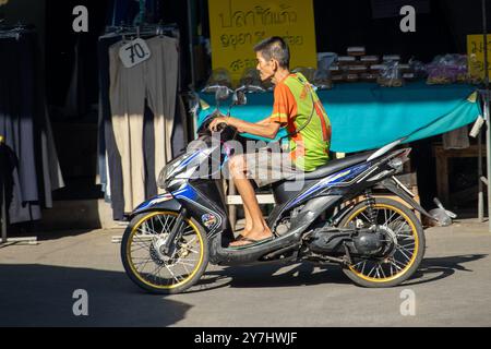 SAMUT PRAKAN, THAILAND, 08. Februar 2023, ein älterer Mann fährt mit einem Motorrad durch den Markt Stockfoto