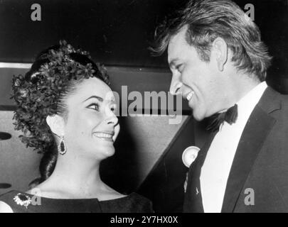 SCHAUSPIELER RICHARD BURTON AUF EINER PARTY MIT DER SCHAUSPIELERIN ELIZABETH TAYLOR IN NEW YORK / ; 11. APRIL 1964 Stockfoto