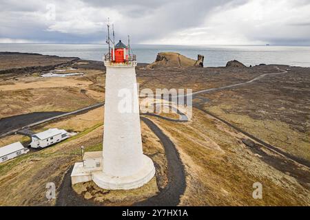 Reykjanes Leuchtturm in Island mit Gunnuhver geotermal Bereich im Hintergrund Stockfoto