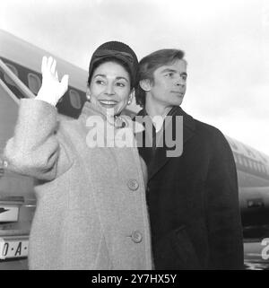 10. APRIL 1964 DAME MARGOT FONTEYN MIT RUDOLF NUREYEV VOR IHRER TANZREISE IN AUSTRALIEN. FLUGHAFEN LONDON, ENGLAND. Stockfoto