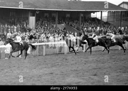 PFERDERENNEN LINGFIELD PARK PIGGOTT POLYFOTO GEWINNT SÜDLÄNDISCHE STAKES; 10. APRIL 1964 Stockfoto