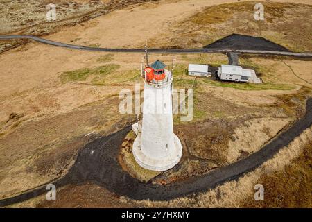 Reykjanes Leuchtturm in Island mit Gunnuhver geotermal Bereich im Hintergrund Stockfoto