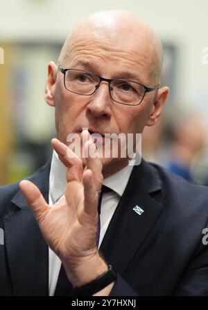 Der erste schottische Minister John Swinney spricht mit den Medien, nachdem er eine Demonstration einer der Klettergruppen des College während eines Besuchs im UHI Perth College gesehen hatte, um den Beginn der Scottish Women and Girls in der Sport Week 2024 zu feiern. Das Active Campus Network-Programm soll 1,45 Millionen Pfund an Mitteln der schottischen Regierung erhalten Foto Datum: Montag, 30. September 2024. Stockfoto