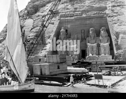 AM 5. APRIL 1964 WURDEN DIE TEMPEL VON ABU SIMBEL VON RAMSES II. IN STEIN GEHAUEN, UM DIE BERGUNG VORZUBEREITEN. WENN SIE VERLASSEN WÜRDEN, WÄREN SIE UNTER DEN WASSERSPIEGEL DES ASSUAN-STAUDAMMS IN ÄGYPTEN GEFALLEN. Stockfoto