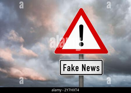 Fake News Warnen Straßenschild Vor Sturmhimmel Stockfoto