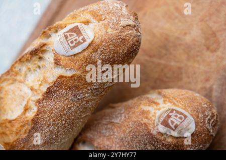 Paris, Frankreich - 29. Juli 2024 : traditionelles französisches Bio-Baguette mit Logo ab Stockfoto