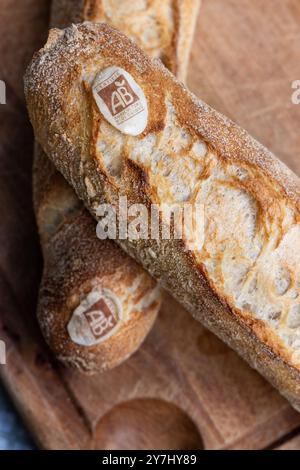 Paris, Frankreich - 29. Juli 2024 : traditionelles französisches Bio-Baguette mit Logo ab Stockfoto
