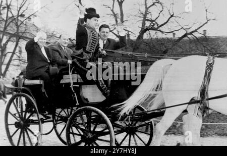 SOWJETISCHER PREMIERMINISTER NIKITA CHRUSCHTSCHOW MIT DEM UNGARISCHEN PREMIER JANOS KADAR WÄHREND EINER BUSFAHRT IN BABOLNA / ; 2. APRIL 1964 Stockfoto