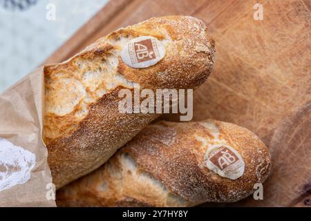 Paris, Frankreich - 29. Juli 2024 : traditionelles französisches Bio-Baguette mit Logo ab Stockfoto
