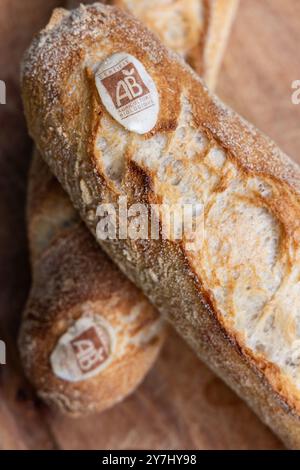 Paris, Frankreich - 29. Juli 2024 : traditionelles französisches Bio-Baguette mit Logo ab Stockfoto