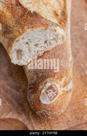 Paris, Frankreich - 29. Juli 2024 : traditionelles französisches Bio-Baguette mit Logo ab Stockfoto