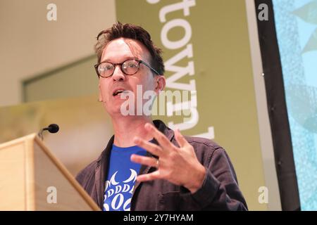 Wigtown, Dumfries and Galloway, Schottland – Montag, 30. September 2024 – Professor David Farrier spricht über sein Buch How to Dream a New World – The Wigtown Book Festival läuft bis Sonntag, 6. Oktober 2024 – Foto Steven May / Alamy Live News Stockfoto