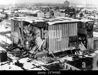 Das fünfstöckige Kaufhaus JC Penney Co in Anchorage, Alaska - nur ein Jahr alt - wurde hier am 27 . März 1964 durch ein Erdbeben zerrüttelt . Zwei Frauen wurden durch die einstürzende Mauer getötet. Es wurde befürchtet, dass andere Personen im Gebäude eingeschlossen sind. 30. MÄRZ 1964 Stockfoto