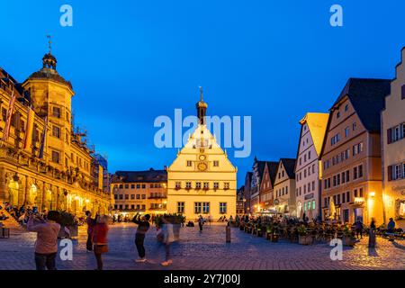 Marktplatz, Rathaus und Ratstrinkstube in Rothenburg ob der Tauber in der Abenddämmerung, Bayern, Deutschland | Marktplatz, Rathaus und Ratstrink Stockfoto