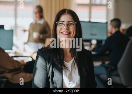 Porträt eines glücklichen, brillenträger Unternehmers im Büro Stockfoto