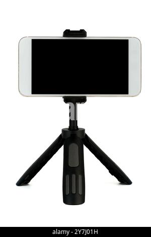Ein Smartphone, das auf einem Stativstativ montiert ist und vor weißem Hintergrund isoliert ist. Das Bild hebt mobile Fotografie- oder Videogeräte hervor Stockfoto