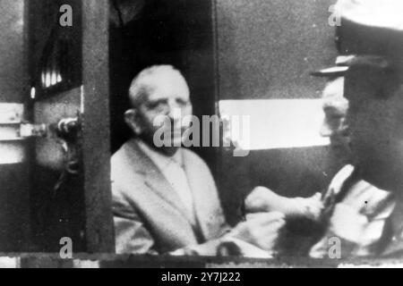 NAZIS GERHARD BOHNE G. ANGEBLICHER NAZI KOMMT IN EIN KRANKENHAUS IN BUENOS AIRES, ARGENTINIEN; 21. MÄRZ 1964 Stockfoto