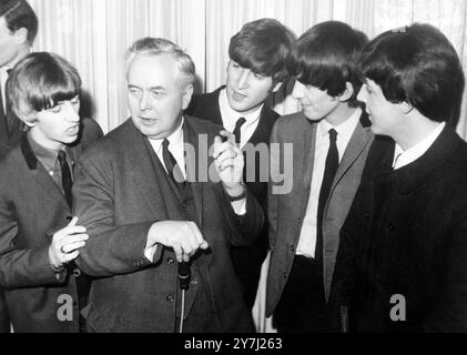 19. MÄRZ 1964 DIE BEATLES MIT DEM PARTEICHEF HAROLD WILSON BEIM VARIETY CLUB ZEIGEN BUSINESS AWARDS IM DORCHESTER, PARK LANE, LONDON, ENGLAND. Stockfoto