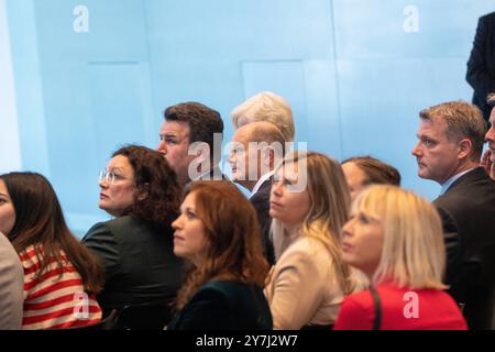 Gesprächsrunde Jobturbo der deutschen Bundesregierung im Bundeskanzleramt Bundeskanzler Olaf Scholz mit Hubertus Heil, Bundesarbeitsminister, und Andrea Nahles, Vorsitzende Bundesanstalt für ArbeitGesprächsrunde Jobturbo der deutschen Bundesregierung im Bundeskanzleramt, Berlin Berlin Deutschland Bundeskanzleramt *** Jobturbo Gespräche der Bundesregierung im Bundeskanzleramt Bundeskanzler Olaf Scholz mit Hubertus Heil, Bundesarbeitsminister, und Andrea Nahles, Vorsitzende der Bundesagentur Jobturbo Stockfoto