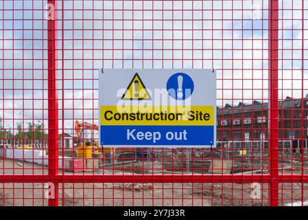 Warnschild am Drahtzaun um die Baustelle herum, das darauf hinweist, dass die Baustelle fernbleibt Stockfoto