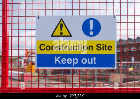 Warnschild am Drahtzaun um die Baustelle herum, das darauf hinweist, dass die Baustelle fernbleibt Stockfoto