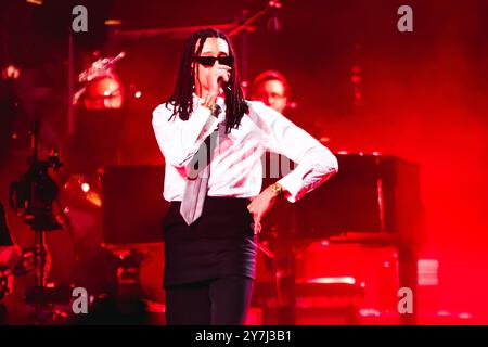 Mailand, Italien. September 2024. Ghali tritt live während der Locura Opera N. 1 Tour am Piazzale Angelo Moratti vor dem San Siro Stadion in Mailand auf 2024 (Foto: Alessandro Bremec/NurPhoto). Quelle: NurPhoto SRL/Alamy Live News Stockfoto