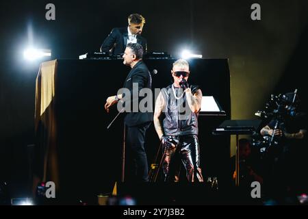 Mailand, Italien. September 2024. Lazza tritt live während der Locura Opera N. 1 Tour am Piazzale Angelo Moratti vor dem San Siro Stadion in Mailand auf 2024 (Foto: Alessandro Bremec/NurPhoto) Credit: NurPhoto SRL/Alamy Live News Stockfoto