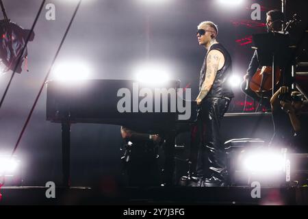 Mailand, Italien. September 2024. Lazza tritt live während der Locura Opera N. 1 Tour am Piazzale Angelo Moratti vor dem San Siro Stadion in Mailand auf 2024 (Foto: Alessandro Bremec/NurPhoto) Credit: NurPhoto SRL/Alamy Live News Stockfoto