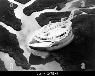 HOVERCRAFT WESTLAND SRN2 200 MILE JOURNEY IN COWES; 12. MÄRZ 1964 Stockfoto