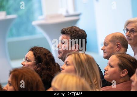 Gesprächsrunde Jobturbo der deutschen Bundesregierung im Bundeskanzleramt Bundeskanzler Olaf Scholz mit Hubertus Heil, Bundesarbeitsminister, und Andrea Nahles, Vorsitzende Bundesanstalt für ArbeitGesprächsrunde Jobturbo der deutschen Bundesregierung im Bundeskanzleramt, Berlin Berlin Deutschland Bundeskanzleramt *** Jobturbo Gespräche der Bundesregierung im Bundeskanzleramt Bundeskanzler Olaf Scholz mit Hubertus Heil, Bundesarbeitsminister, und Andrea Nahles, Vorsitzende der Bundesagentur Jobturbo Stockfoto