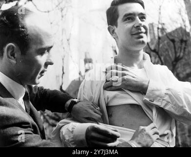 DUELLE SERMIONE SEKENAZI UND BORDACK PHILIPPE IN PARIS - BORDACK P BEKOMMT ERSTE HILFE FÜR WUNDE / ; 12. MÄRZ 1964 Stockfoto