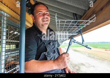 Installation von Solarzellen Elektrohandwerker Installation von Solarzellen auf dem Dach einer landwirtschaftlichen Stierfleischfarm. Umwelt- und Klimaänderungen sind bedeutend und erfordern eine Umstellung auf erneuerbare Energiequellen. Die Landwirte sehen die Möglichkeit, zusätzliche Einnahmen zu erzielen. Goirle / Hilvarenbeek, Niederlande. MRYES Goirle / Hilvarenbeek Boerderij de Walhoeve, Boterpad Noord-Brabant Nederland Copyright: XGuidoxKoppesxPhotox Stockfoto