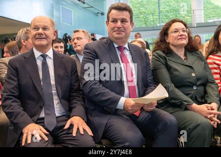 Gesprächsrunde Jobturbo der deutschen Bundesregierung im Bundeskanzleramt Bundeskanzler Olaf Scholz mit Hubertus Heil, Bundesarbeitsminister, und Andrea Nahles, Vorsitzende Bundesanstalt für ArbeitGesprächsrunde Jobturbo der deutschen Bundesregierung im Bundeskanzleramt, Berlin Berlin Deutschland Bundeskanzleramt *** Jobturbo Gespräche der Bundesregierung im Bundeskanzleramt Bundeskanzler Olaf Scholz mit Hubertus Heil, Bundesarbeitsminister, und Andrea Nahles, Vorsitzende der Bundesagentur Jobturbo Stockfoto