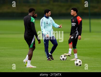 Arsenal-Manager Mikel Arteta (rechts) spricht mit Arsenal Ethan Nwaneri (rechts) während eines Trainings im Sobha Realty Training Centre, London Colney. Bilddatum: Montag, 30. September 2024. Stockfoto