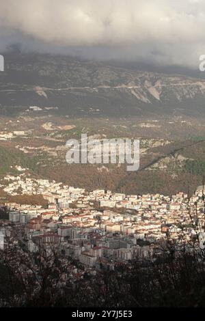 Die touristische Stadt Budva in Montenegro aus der Vogelperspektive. Blick auf die Dächer von Häusern. Vertikal. Stockfoto