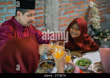 Begleiten Sie uns zu einem Familienfest mit freudigen Toasts und bedeutungsvollen Verbindungen Stockfoto