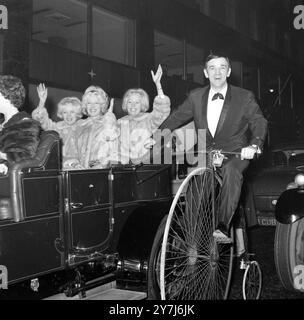 AM 27. FEBRUAR 1964 REISTE ALAN FREEMAN MIT EINEM PENNY FARTHING-FAHRRAD ZUSAMMEN MIT DEN BEVERLEY-SCHWESTERN ZUR ERÖFFNUNG DER FIELDING'S MUSIC HALL AM LEICESTER SQUARE IN LONDON. Stockfoto