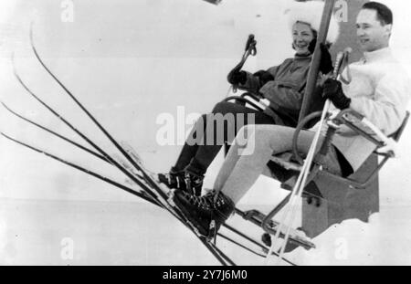 PRINZ HUGO CARLOS DE BOURBON PARMA MIT DER VERLOBTEN PRINZESSIN IRENE DER NIEDERLANDE IN LECH, ÖSTERREICH AUF DEM SKILIFT; 28. FEBRUAR 1964 Stockfoto