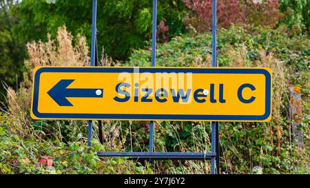 Gelbes Verkehrsschild zum neuen Kernkraftwerk Sizewell C in der Nähe von Leiston an der Suffolk Coast. England Stockfoto