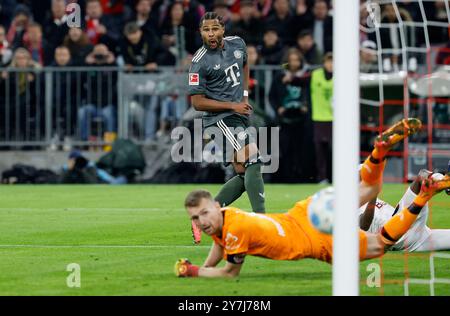 München, Deutschland. September 2024. Deutschland, München, 1. Bundesliga, Fußball, FC Bayern München - Bayer 04 Leverkusen, Allianz Arena, 28. September 2024, Ligaspiel, 5. Spieltag, Männer, Staffel 2024/25 Serge Gnabry (FC Bayern München, 7) schlägt die Pole Credit: HMB Media/Alamy Live News Stockfoto