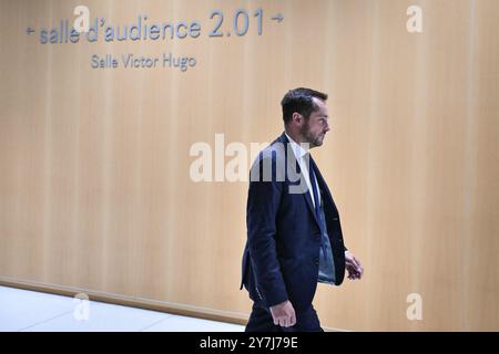 Paris, Frankreich. 30. September 2024. Französische rechtsextreme Partei Reconquete! Vizepräsident Nicolas Bay beobachtet während des französischen Abgeordneten und Präsidenten der Rassemblement National-Fraktion beim Prozess der Nationalversammlung Marine Le Pen wegen des Verdachts auf Veruntreuung europäischer öffentlicher Gelder im Gerichtsgebäude in Paris am 30. September 2024. Foto: Firas Abdullah/ABACAPRESS. COM Credit: Abaca Press/Alamy Live News Stockfoto