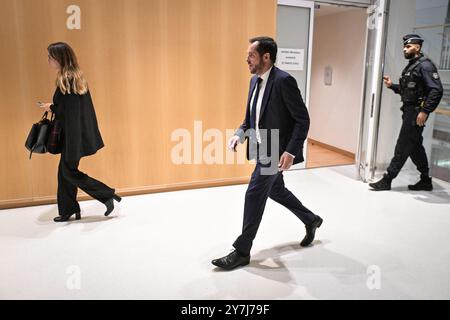 Paris, Frankreich. 30. September 2024. Französische rechtsextreme Partei Reconquete! Vizepräsident Nicolas Bay beobachtet während des französischen Abgeordneten und Präsidenten der Rassemblement National-Fraktion beim Prozess der Nationalversammlung Marine Le Pen wegen des Verdachts auf Veruntreuung europäischer öffentlicher Gelder im Gerichtsgebäude in Paris am 30. September 2024. Foto: Firas Abdullah/ABACAPRESS. COM Credit: Abaca Press/Alamy Live News Stockfoto