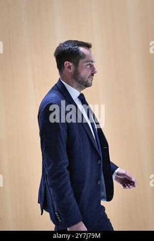 Paris, Frankreich. 30. September 2024. Französische rechtsextreme Partei Reconquete! Vizepräsident Nicolas Bay beobachtet während des französischen Abgeordneten und Präsidenten der Rassemblement National-Fraktion beim Prozess der Nationalversammlung Marine Le Pen wegen des Verdachts auf Veruntreuung europäischer öffentlicher Gelder im Gerichtsgebäude in Paris am 30. September 2024. Foto: Firas Abdullah/ABACAPRESS. COM Credit: Abaca Press/Alamy Live News Stockfoto