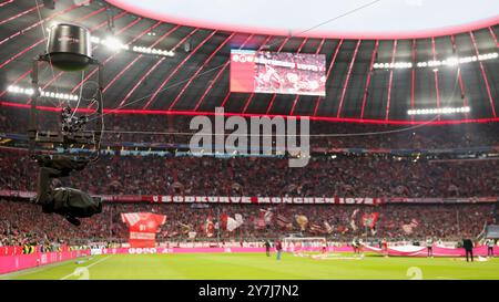 München, Deutschland. September 2024. Deutschland, München, 1. Bundesliga, Fußball, FC Bayern München - Bayer 04 Leverkusen, Allianz Arena, 28. September 2024, Ligaspiel, 5. Spieltag, Männer, Staffel 2024/25 Spidercam, TV-Kamera Credit: HMB Media/Alamy Live News Stockfoto