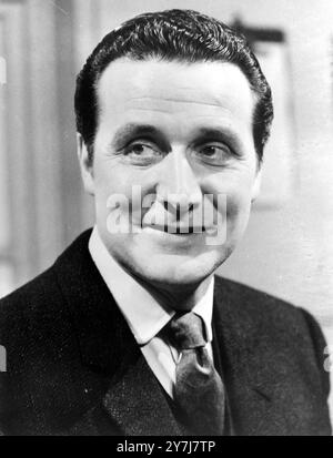 23. FEBRUAR 1964 PATRICK MACNEE, DER JOHN STEED IN THE AVENGERS SPIELT. LONDON, ENGLAND. Stockfoto