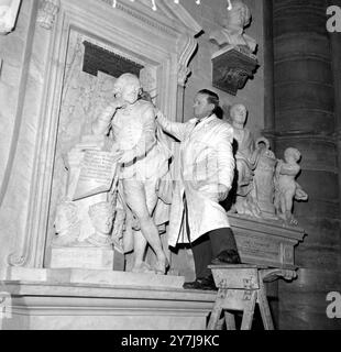 SHAKESPEARE MEMORIAL IN POET'S CORNER IN WESTMINSTER ABBEY IN LONDON; 19. FEBRUAR 1964 Stockfoto