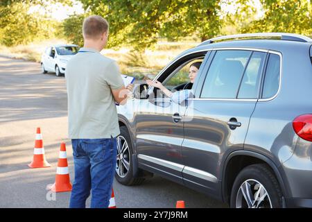 Frau, die die Manövrierfähigkeit auf der Rennstrecke besteht Stockfoto