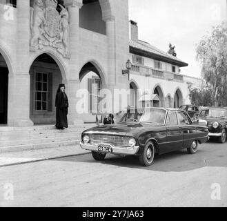 POLITIK ERZBISCHOF MAKARIOS VERABSCHIEDET SICH VON US-STAATSSEKRETÄR GEORGE BALL IN NIKOSIA, ZYPERN; 16. FEBRUAR 1964 Stockfoto